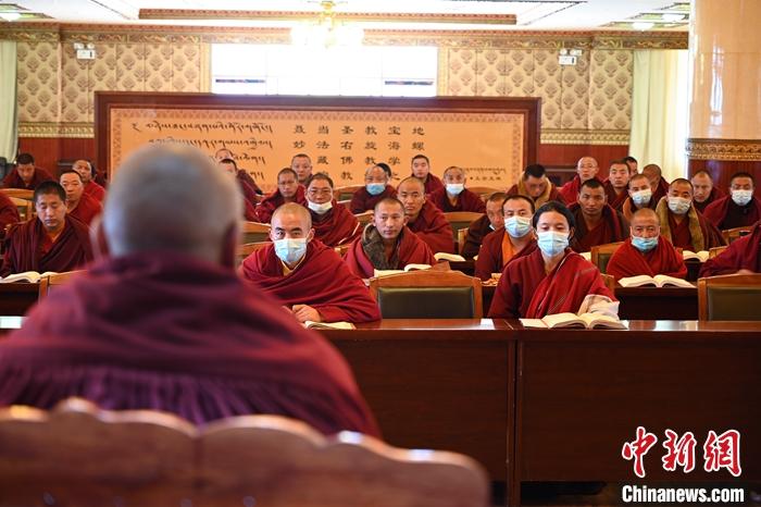 3月23日，记者走进位于拉萨的西藏佛学院，探访宗教学府的新学期。图为佛学院学员正在上课。<a target='_blank' href='http://www.chinanews.com/'></p><p  align=