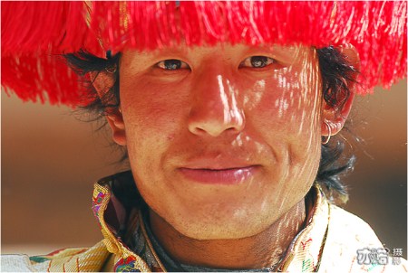 假女婿：头戴“苏夏”(用红色丝线缀饰制成的圆盘帽)的藏族汉子