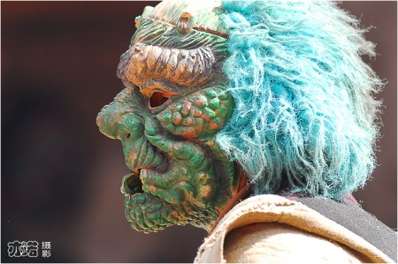 如今的阿拉卡吉形象。从前阿拉卡吉是不戴面具的，只是在脸上用锅灰、墨汁或彩色涂料画上各种奇形怪状的图案，把面貌弄得很滑稽。