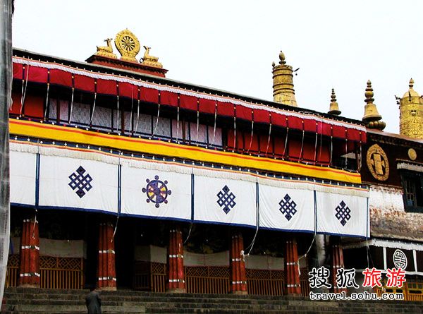 红与黄，藏传佛教建筑之谜