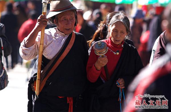 西藏“佛诞月”里旋转的信仰