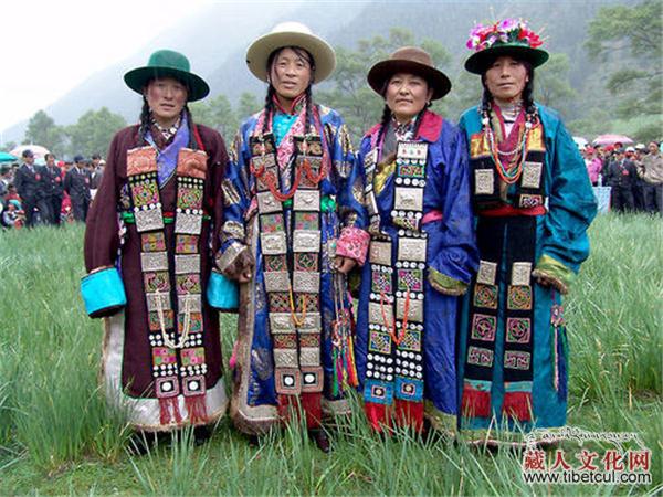 藏族服饰有什么特点？