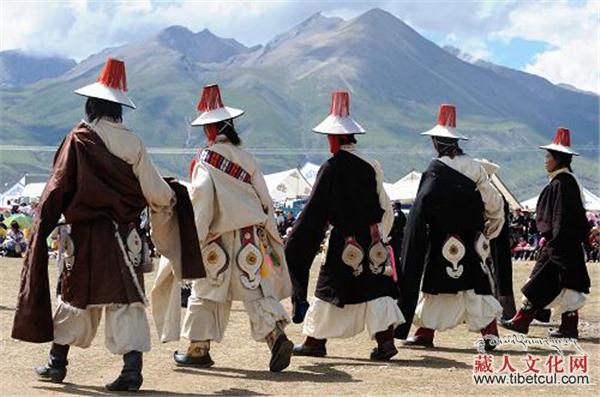 牧区的藏族服饰有什么特点？