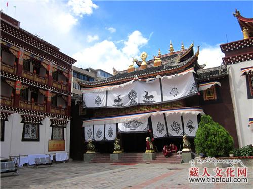 藏族寺院建筑的特点是什么？
