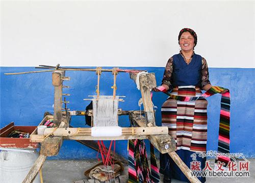 藏族妇女腰间的围裙是如何制作的？