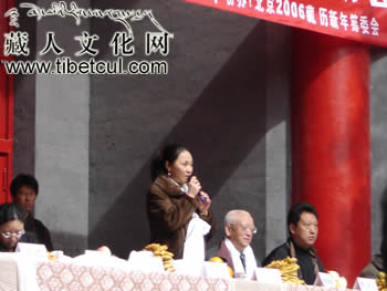 十世班禅女儿与在京藏族学子共享藏族民俗文化
