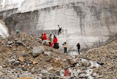 央视《千里走青藏》摄制组进军昆仑山