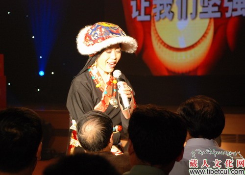著名藏族歌唱家拉姆措参加赈灾义演募捐活动