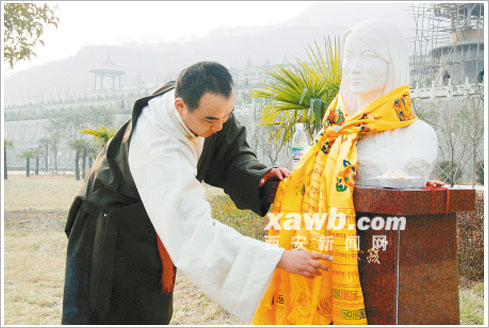 藏族爱心人士祭拜“最美女孩”熊宁