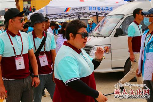 夏河桑科韩红“百人援甘”：志愿者面带微笑送药