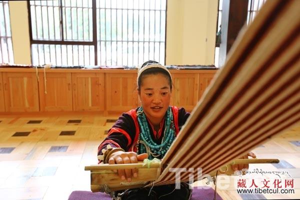 西藏林芝珞巴族妇女制作非遗产品珞巴服饰月入过万