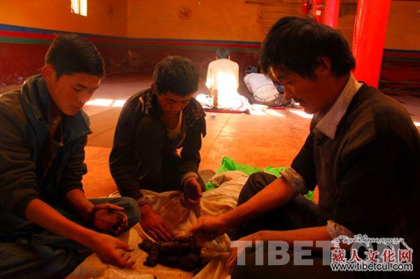 古老工具完成藏香制作：用特殊的方式表达最虔诚的信仰