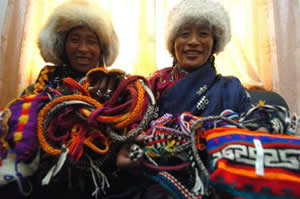 藏族妇女传统编织“编”出好日子