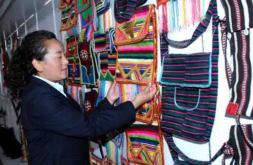 西藏日喀则亚美公司大力发展民族手工业