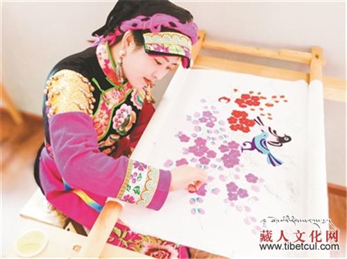 四川康定藏乡传承藏绣技艺 拓宽增收渠道