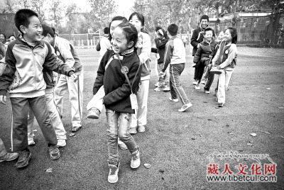 玉树囊谦小学生进京 “光明新闻班”走进清华附小