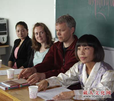 尧西.班.仁吉旺姆博士向刚坚捐赠电教设备支持母语教育