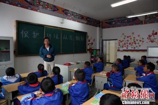 青海省玉树州杂多县率先将环保教育纳入小学课堂
