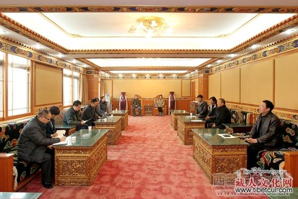 次仁罗布受聘西藏民大驻校作家并召开作品研讨会