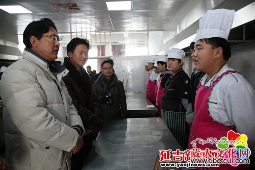 四川甘孜考察团到吉林延吉学习民族教育工作经验