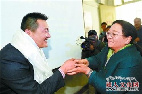 西藏本土培养首批在读藏族博士生通过论文答辩