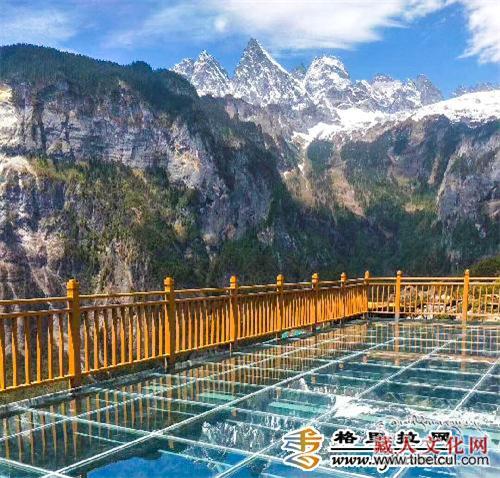 云南巴拉格宗景区回音壁高空栈道向游人开放