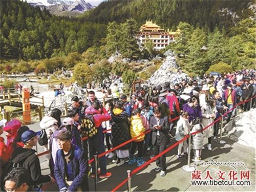 四川省甘孜州稻城亚丁景区迎来秋季旅游高峰