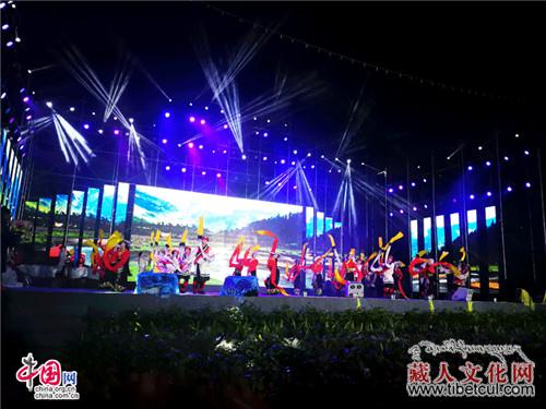 甘孜九龙唱响最炫民族风 游客扎堆观礼游海节