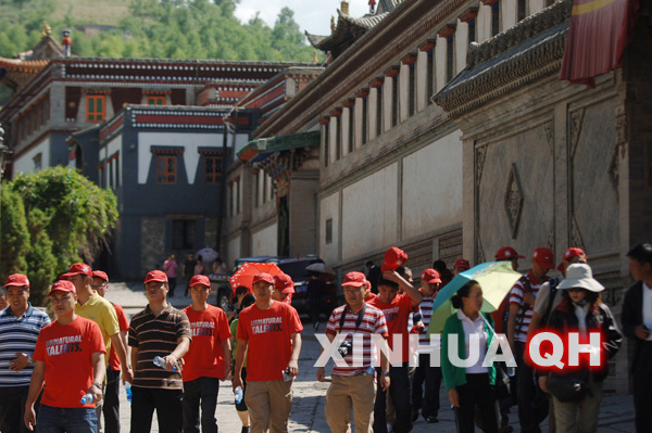 景色迷人的夏季塔尔寺