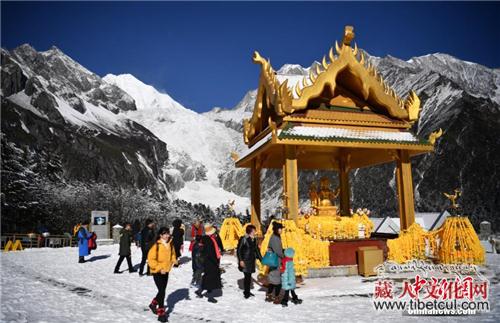 千余游客四川海螺沟赏冰雪美景 流连忘返