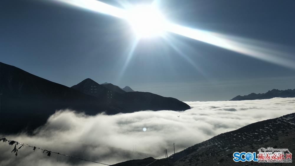 海拔4000多米康定折多山 日出云海景观壮美多姿