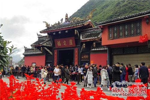 保障措施完善 四川甘孜州“十一”旅游火爆