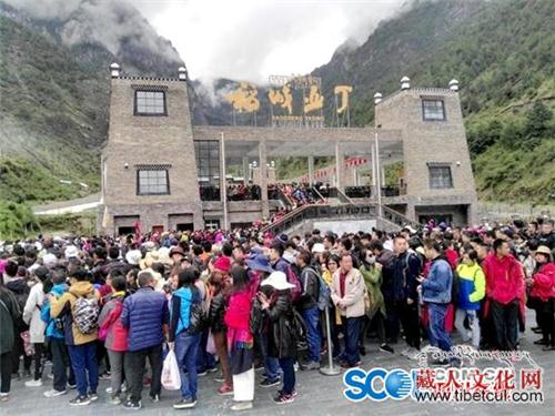 稻城亚丁最美季节已至 今年1至8月两项指标创新高