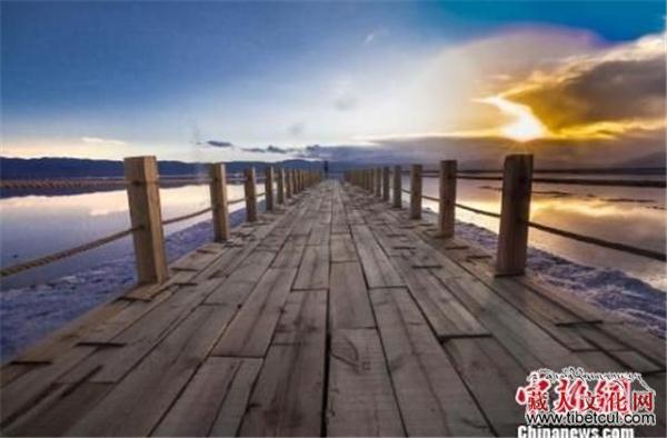 中国版“天空之镜”茶卡盐湖引中外游客“一睹芳容”