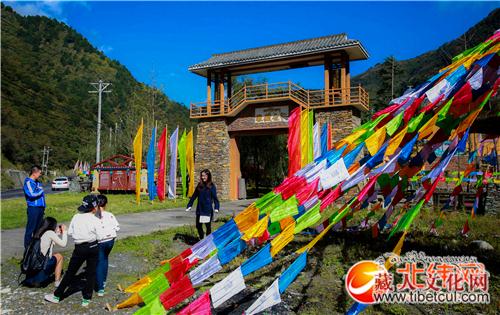 四川宝兴县硗碛乡：藏寨旅游 吸引八方来客