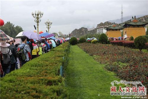 西藏进入旅游旺季 游客冒雨排队游布达拉宫