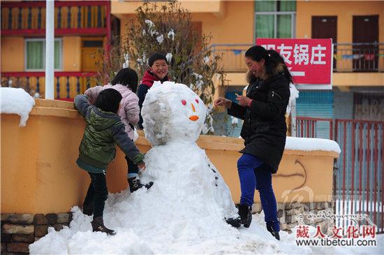 美！四川硗碛藏乡降大雪 2米高雪人萌翻路人