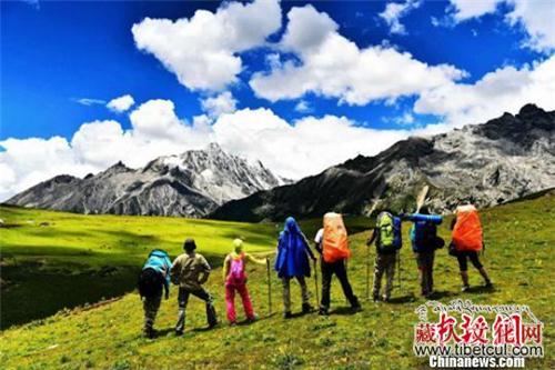 四川甘孜州理塘县格聂神山景区禁止非法穿越活动