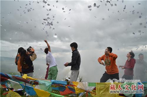 《给我一天来做梦》：阿岗·雅尔基电影四川杀青