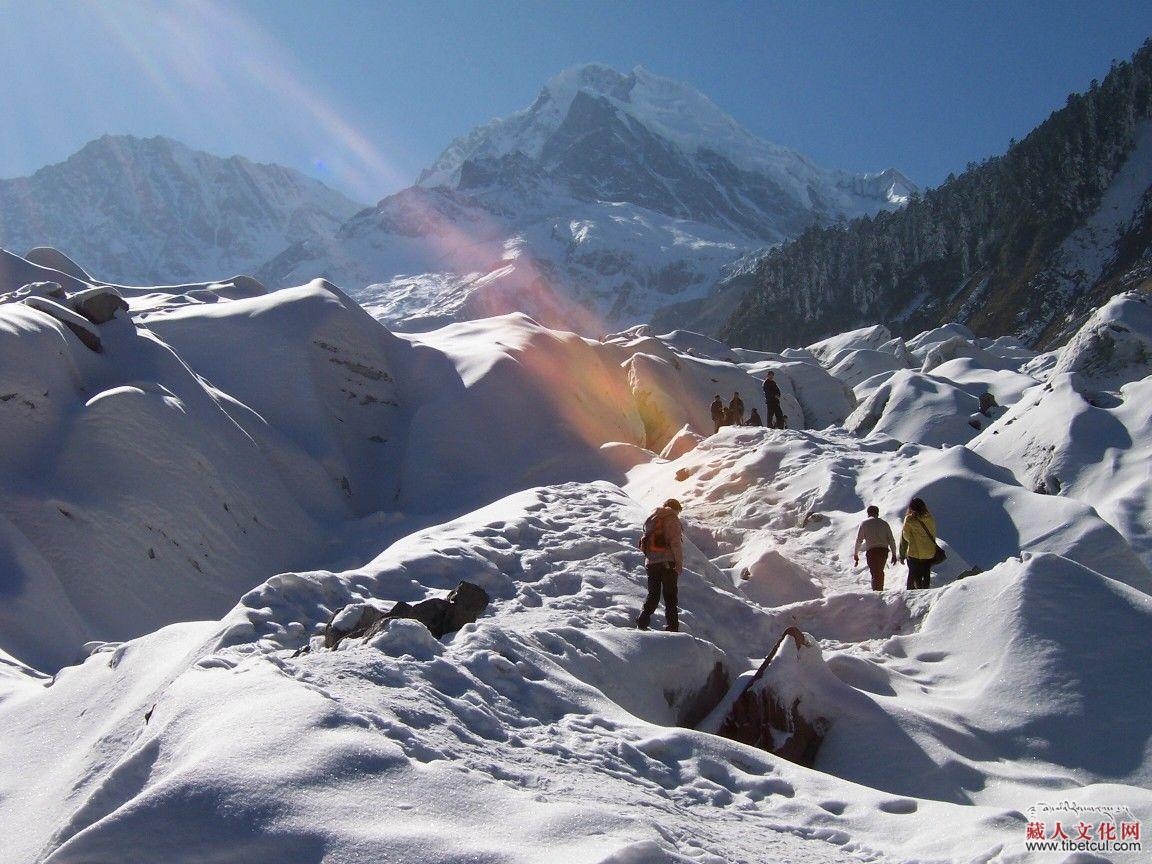 《凶间雪山》海螺沟开机拍戏山上白雪皑皑山下酷热难耐