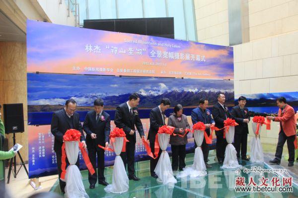 林杰“神山圣湖”全景宽幅摄影展：免费展览至五月六日