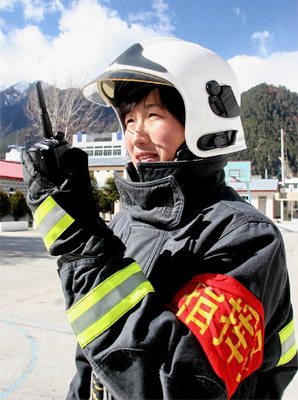 西藏出现首位消防灭火女指挥官