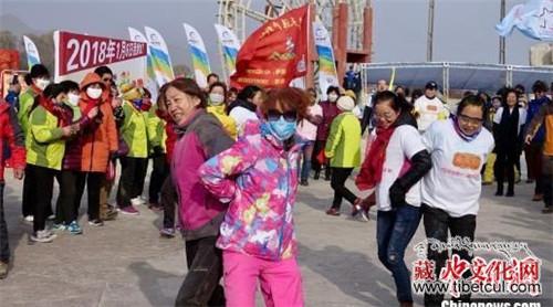 黄河岸边 青海贵德千余人享受色彩狂欢