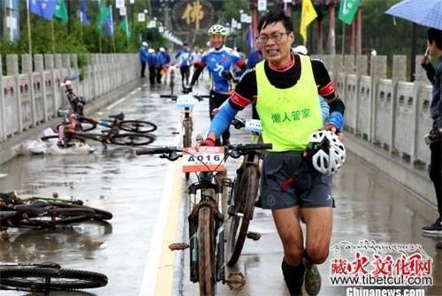 青海省环莲花湖越野铁人两项比赛雨中开赛