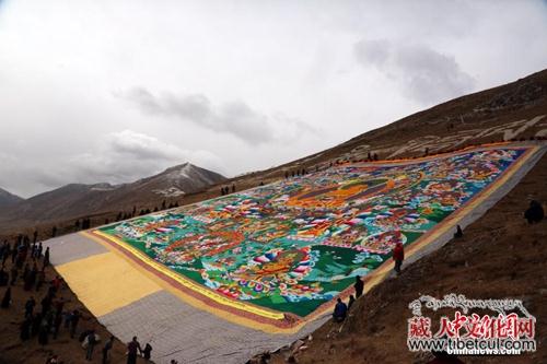 4·14地震五周年纪念日 青海玉树晒佛祈福