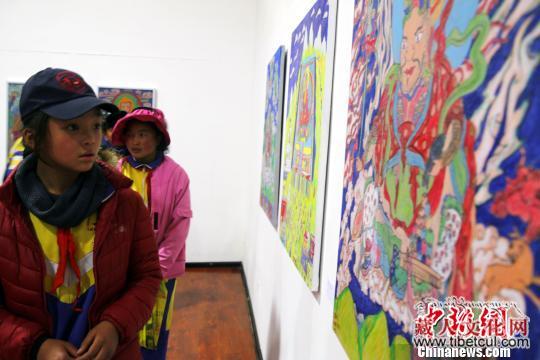 青海玉树举行学生画展 51名因地震致残学生作品集中展示