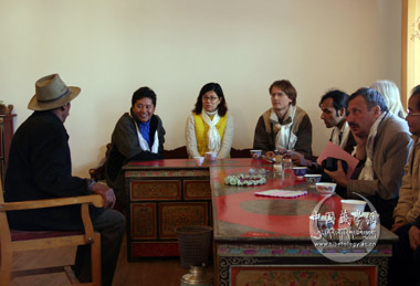 出席第四届北京藏学讨论会的部分与会专家学者赴藏考察