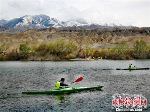 40多名皮划艇选手青海省贵德千姿湖展开角逐