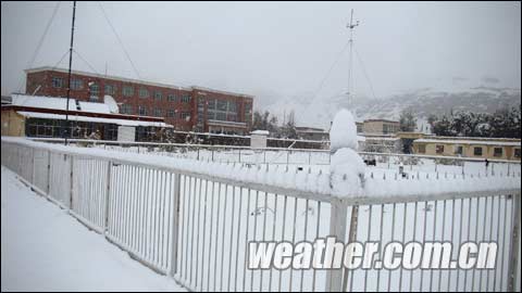 西藏普兰遭遇暴雨雪 部分牧业点积雪达40厘米