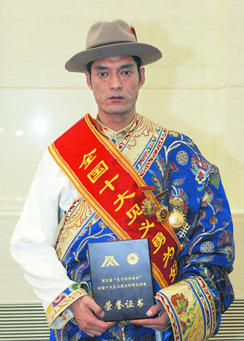 藏族青年邓智荣获全国十大见义勇为好司机奖